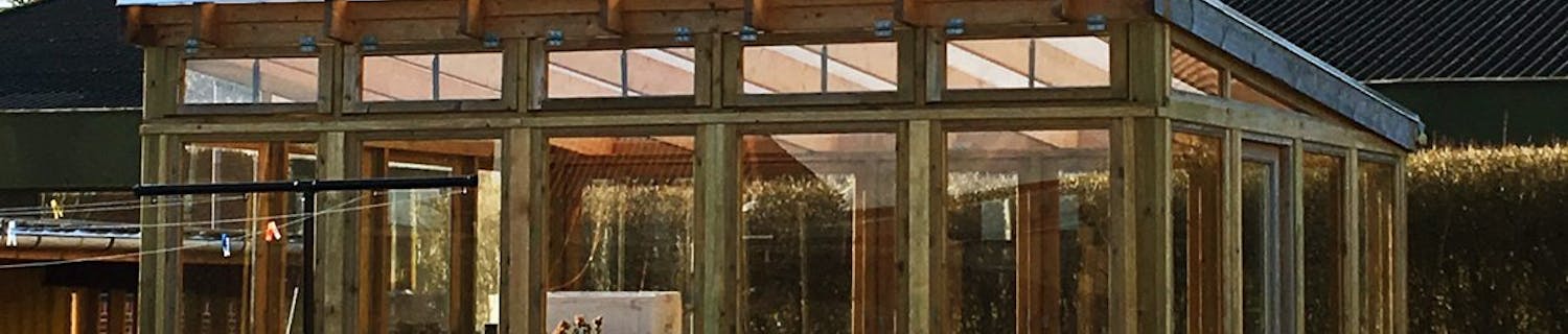 Orangeri med muret sokkel Orangeri